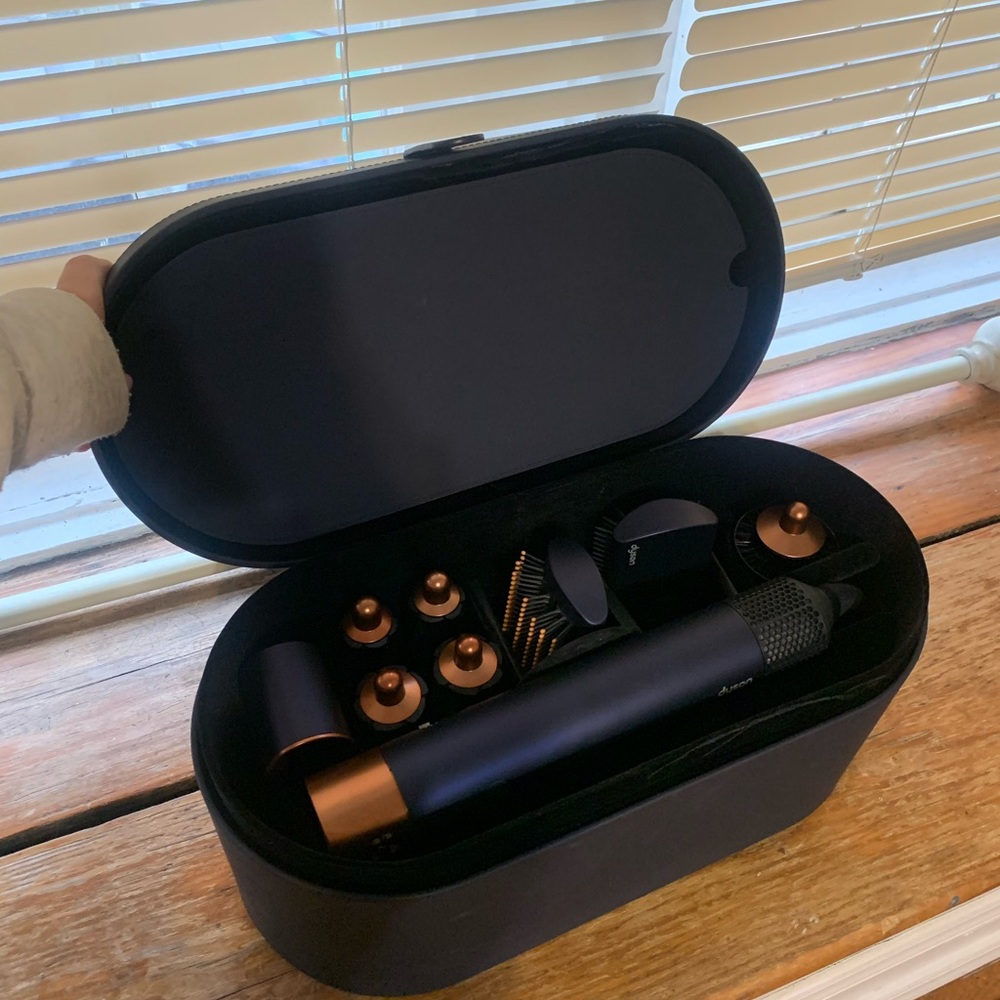Dyson Airwrap Styler! COMPLETE SET LIKE NEW!